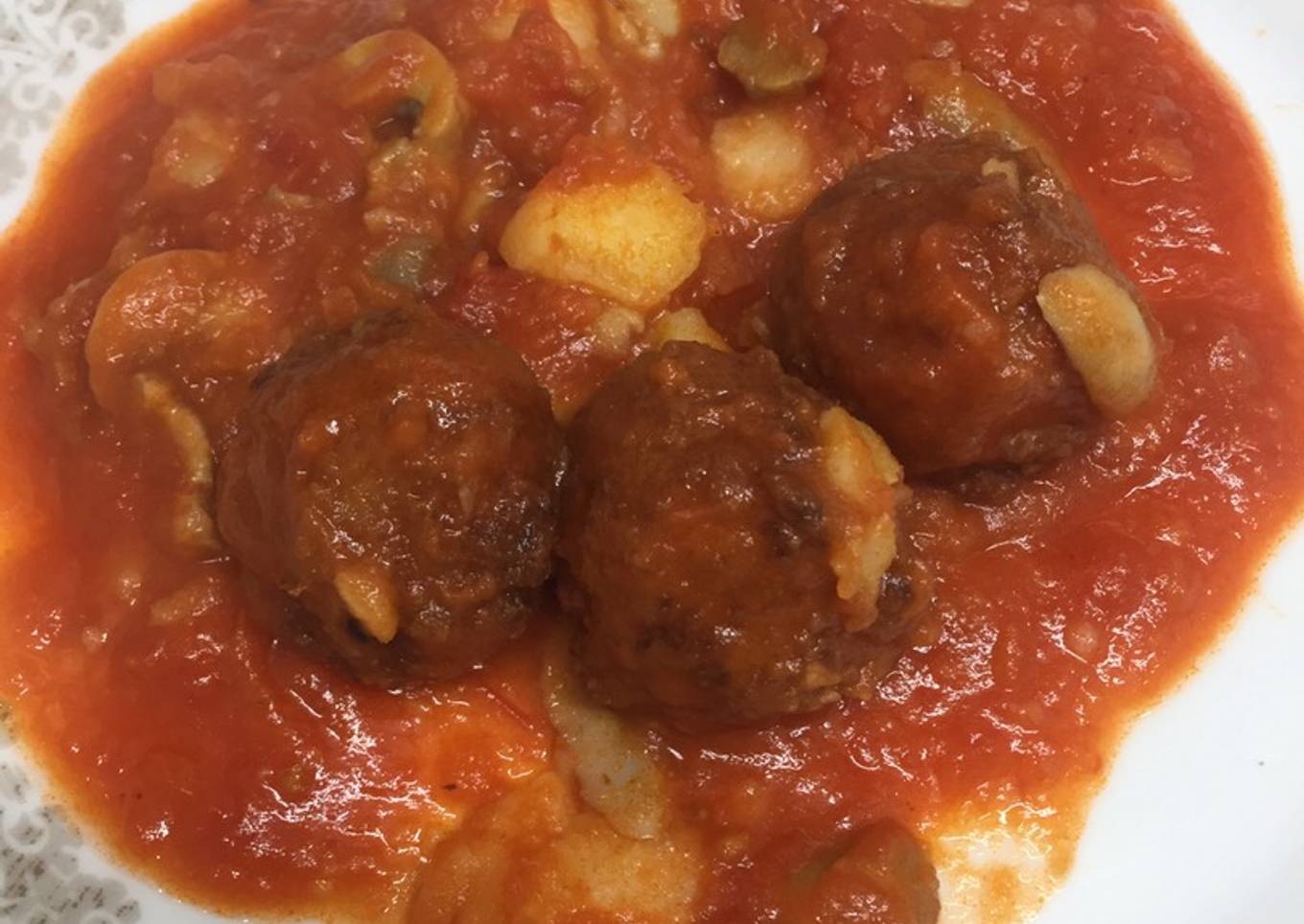 Albóndigas de ternera con patatas en tomate