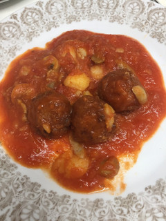 Una foto de Albóndigas de ternera con patatas en tomate