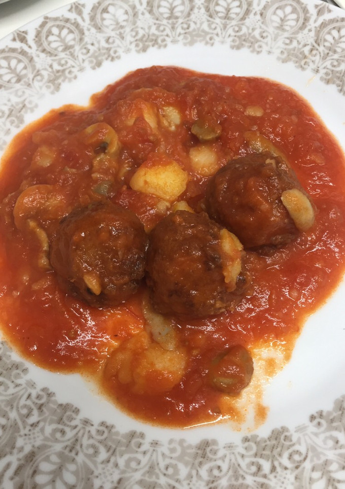 Una foto de Albóndigas de ternera con patatas en tomate