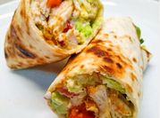 Una foto de burritos de pollo en la sartén