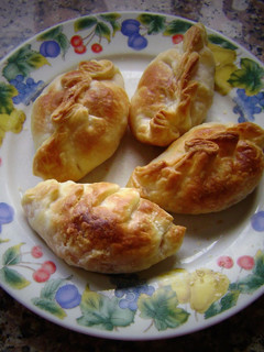 Una foto de Empanadas de jamón, queso y cebolla