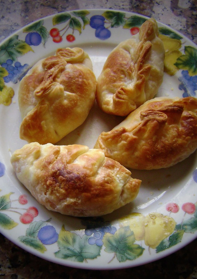 Una foto de Empanadas de jamón, queso y cebolla