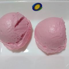A picture of Homemade strawberry icecream.