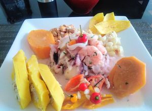Una foto de Cebiche mixto tres ajíes👍🇵🇪