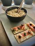 Noodles picantes con tosta de salmón y alcaparras