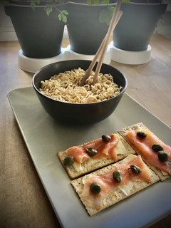 Una foto de Noodles picantes con tosta de salmón y alcaparras