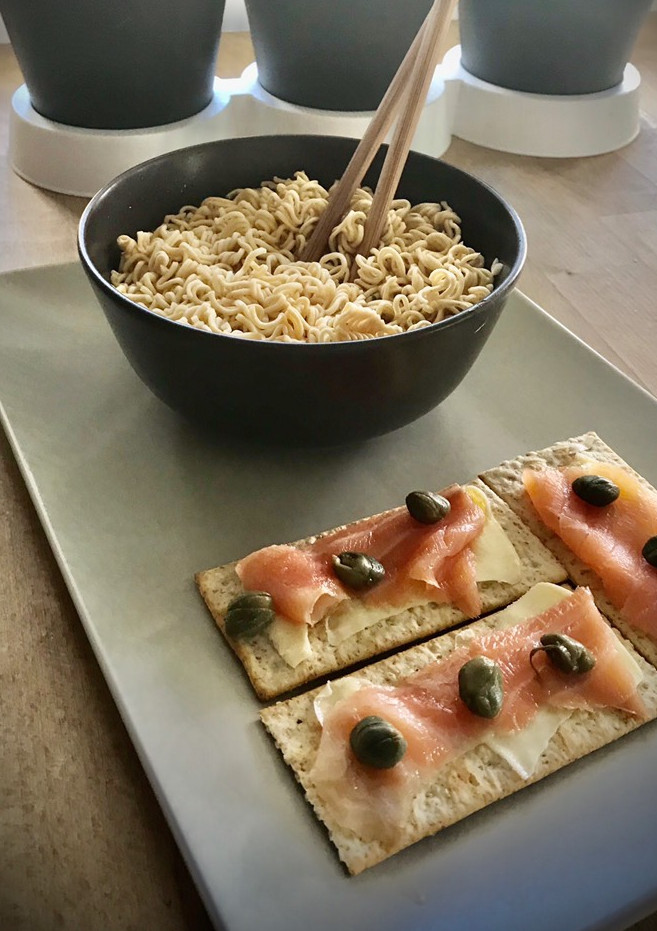 Una foto de Noodles picantes con tosta de salmón y alcaparras