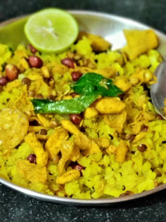 कांदा पोहा(kanda poha recipe in hindi) रेसिपी मुख्य फोटो