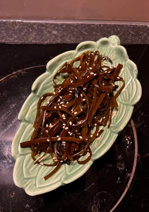 A picture of Kombu Tsukudani (昆布の佃煮).