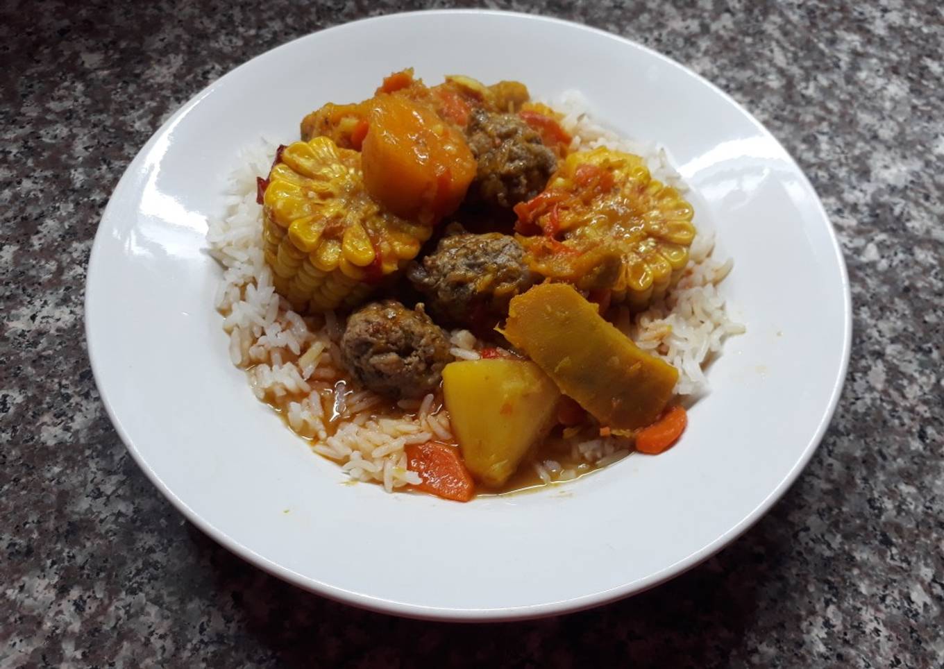 Guiso rústico con albóndigas