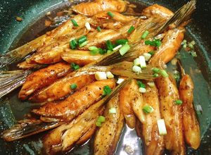 Hình của món Lườn cá hồi kho tiêu.