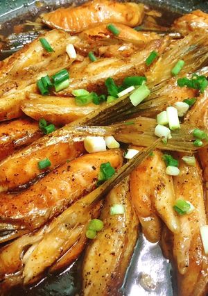 Hình của món Lườn cá hồi kho tiêu.