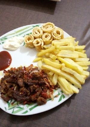 A picture of Fried chips and fried egg with Asun.