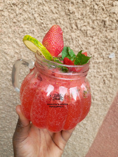 A picture of Virgin strawberry mojito.
