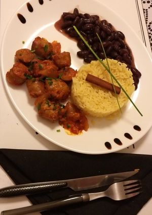 Une photo de Rougail saucisse, riz safrané, haricots rouges