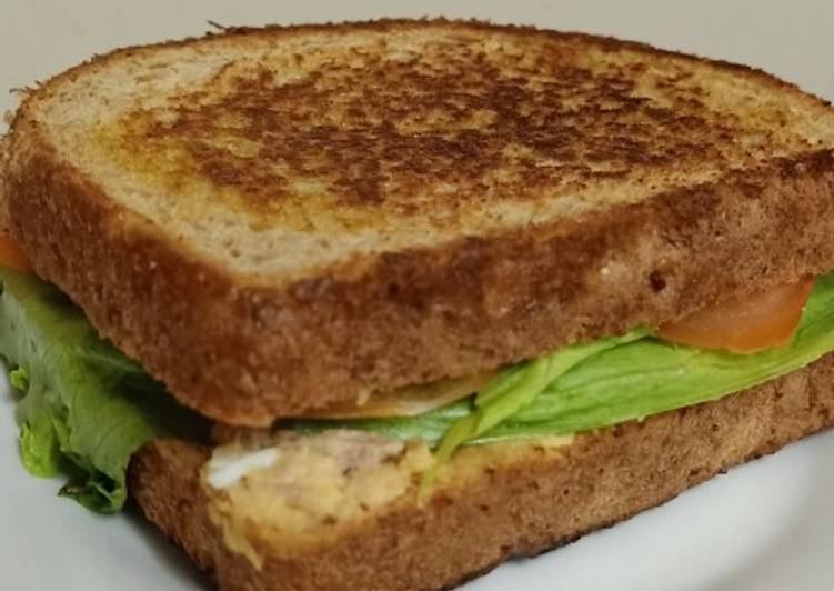 Bagaimana Menyiapkan Sandwich panggang tuna telur yang Sempurna