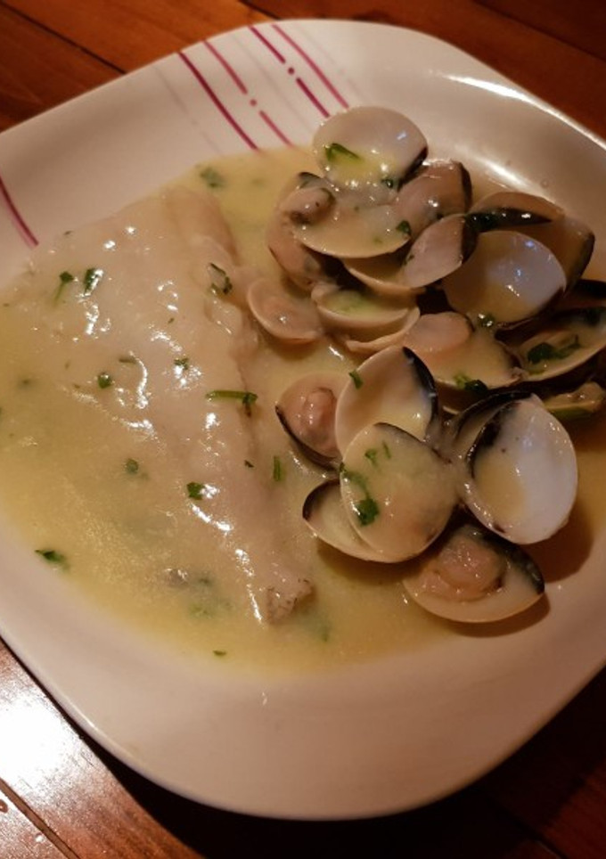 Una foto de Bacalao en salsa verde con almejas