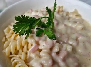Una foto de Pastas con Salsa Alfredo