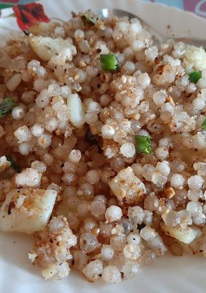 ऊपवास रेसिपी/साबुदाणा खिचडी (sabudana khichdi recipe in marathi) रेसिपी चे मुख्य फोटो 