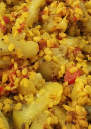 दूधी भोपळा भाजी with मूँग डाळ (dudhi bhopla bhaji moong dal bhaji recipe in marathi) रेसिपी चे मुख्य फोटो 