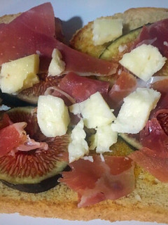 Foto principal de Tostadas con higos, jamón serrano y queso de cabra