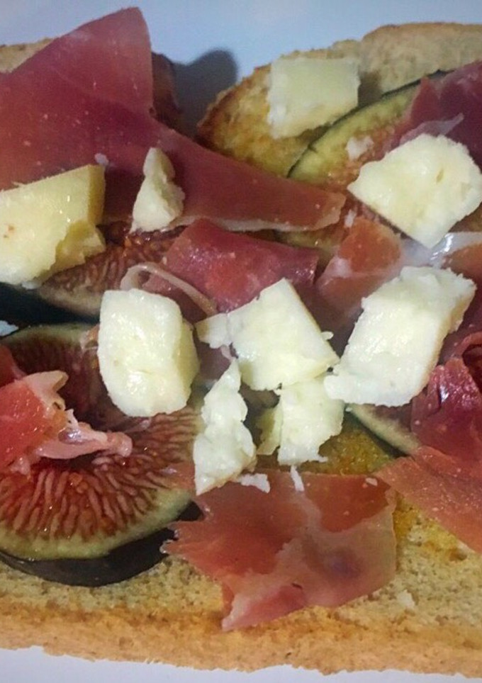 Una foto de Tostadas con higos, jamón serrano y queso de cabra