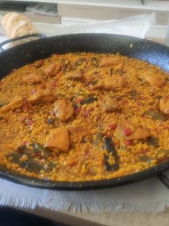 Una foto de Paella de pollo y verduras