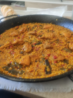 Una foto de Paella de pollo y verduras