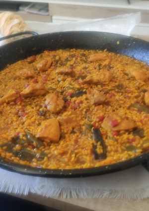 Una foto de Paella de pollo y verduras