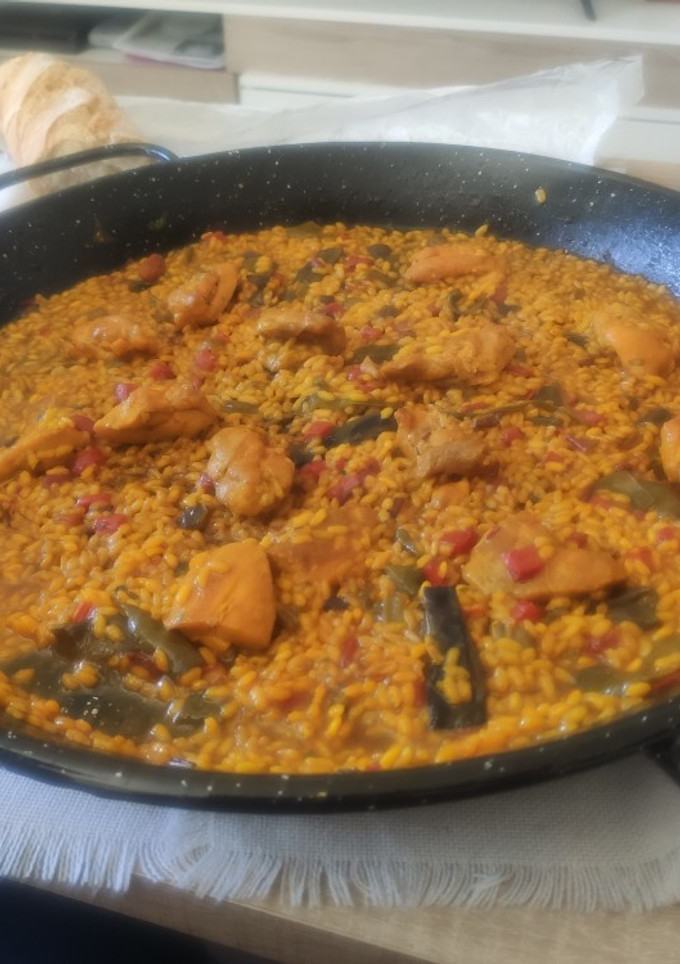 Una foto de Paella de pollo y verduras