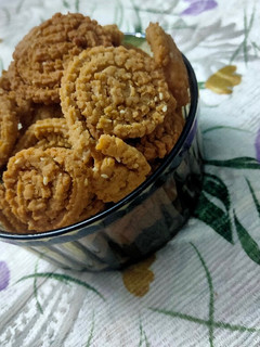 ચકરી (Chakli Recipe in Gujarati) રેસીપી મુખ્ય ફોટો
