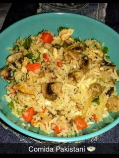 Una foto de Arroz Frito Picante Con Champiñones