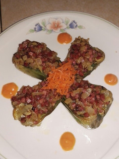 Una foto de Alcachofas con taquitos de jamón. Sencillo y delicioso!