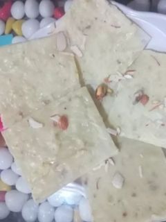 બોમ્બે હલવો (Bombay Halwa Recipe In Gujarati) રેસીપી મુખ્ય ફોટો