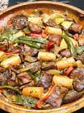 Cazuela de rovellones, pimientos, chirivía, zanahoria y salchichas viena vegetarianas