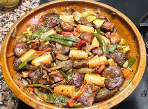 Una foto de Cazuela de rovellones, pimientos, chirivía, zanahoria y salchichas viena vegetarianas