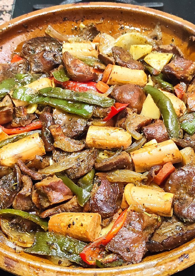 Una foto de Cazuela de rovellones, pimientos, chirivía, zanahoria y salchichas viena vegetarianas