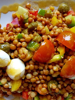 Una foto de Ensalada fresca de lentejas y emulsión de aceite y vinagres