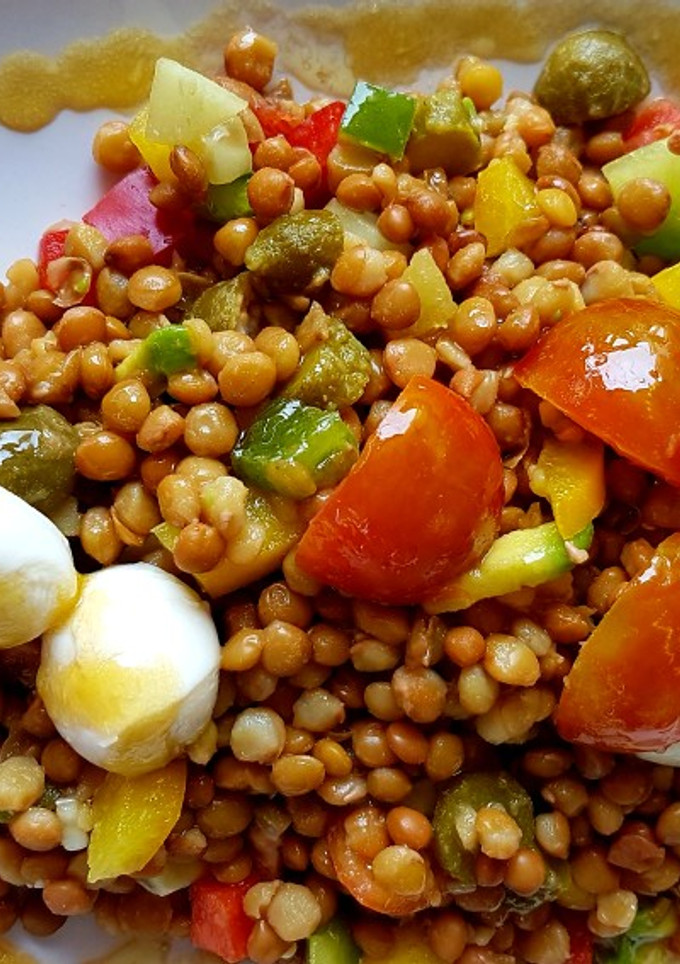 Una foto de Ensalada fresca de lentejas y emulsión de aceite y vinagres