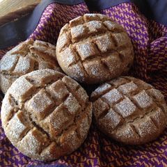 A picture of German Sourdough Rye Bread Rolls (Roggenmischbrötchen).