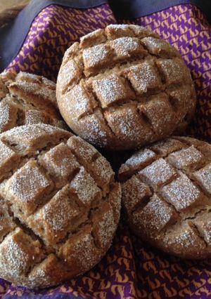 A picture of German Sourdough Rye Bread Rolls (Roggenmischbrötchen).