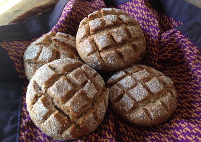 German-style Sourdough Rye Bread Rolls (Roggenmischbrötchen)