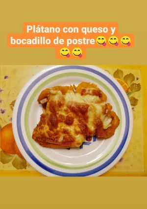 Una foto de Postre de plátano con bocadillo y queso
