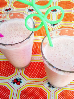 Una foto de Smoothie de frutilla, banana y durazno