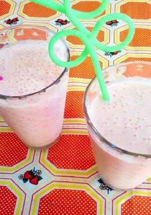 Una foto de Smoothie de frutilla, banana y durazno