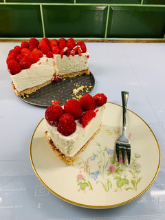 Gyors málnás-pisztáciás sajttorta recept fotója