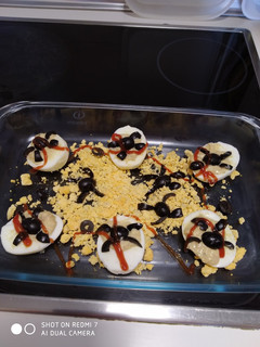 Una foto de Huevos rellenos con arañas sangrientas 🎃😖