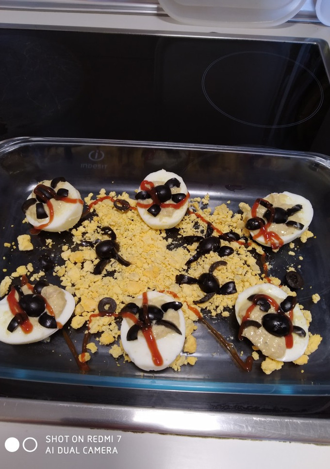 Una foto de Huevos rellenos con arañas sangrientas 🎃😖