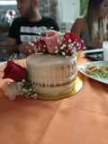 Naked cake de vainilla y fresa con drip de chocolate blanco