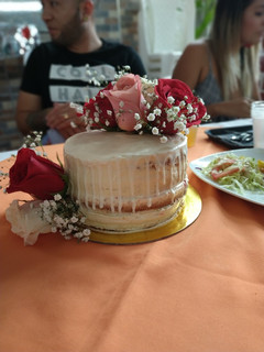 Una foto de Naked cake de vainilla y fresa con drip de chocolate blanco